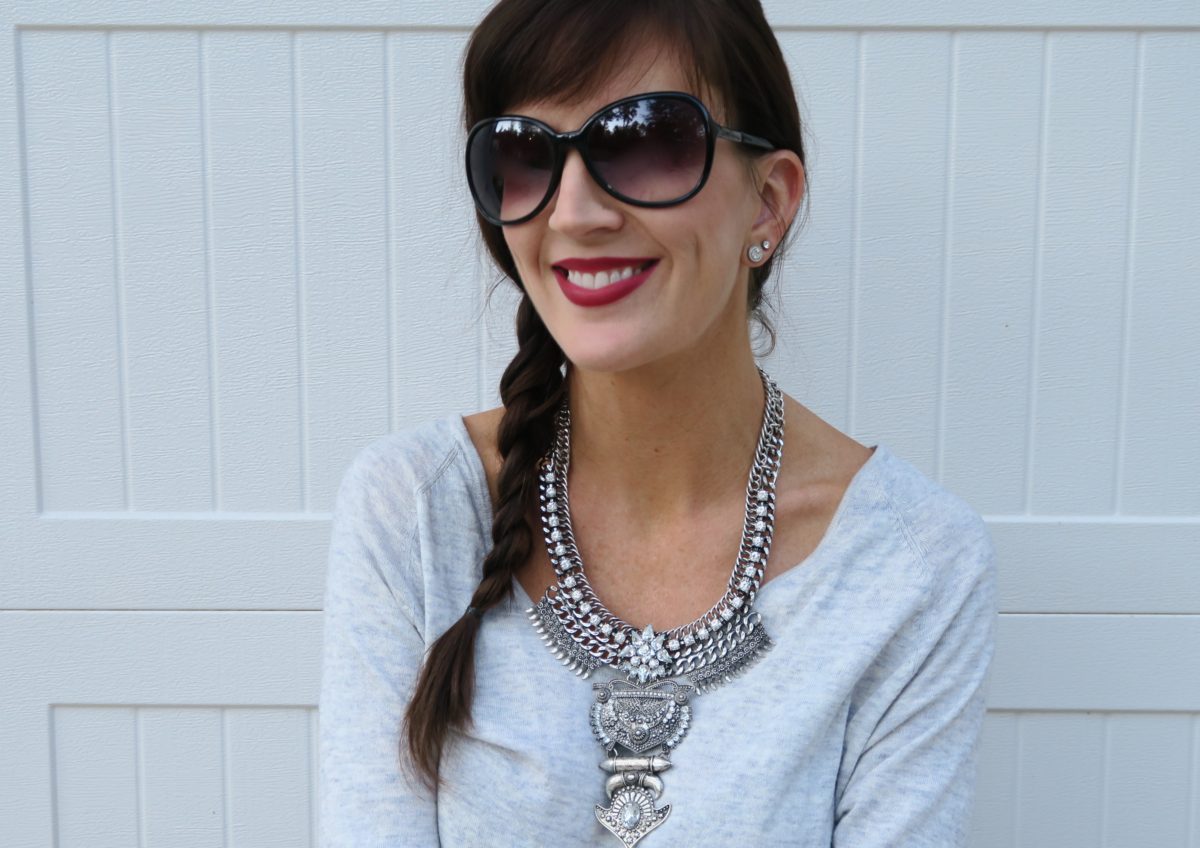 statement_necklace_and_lipstick_combination 